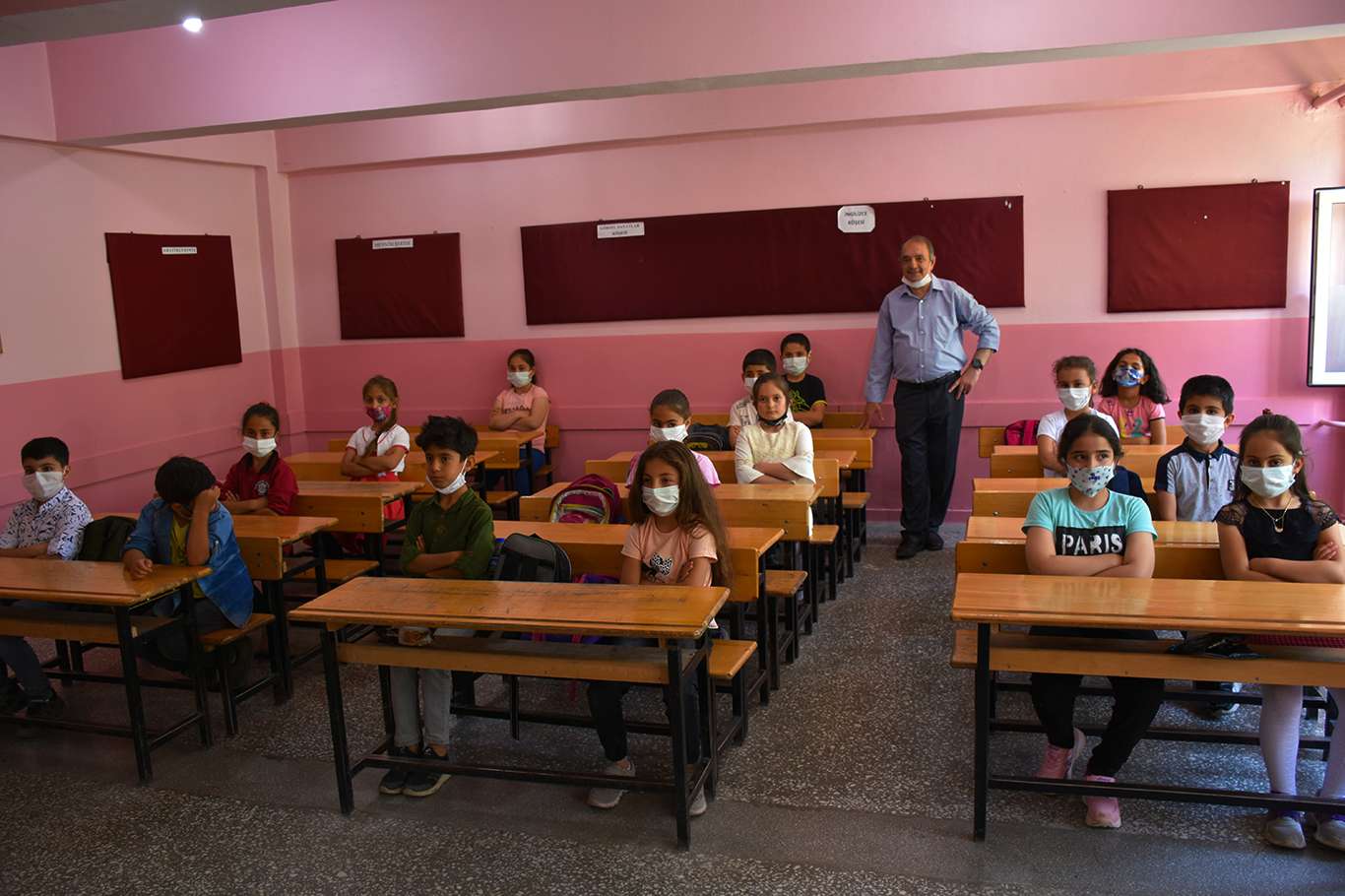 Yarım asırdır eğitim verdiği okuldan emekli olan fedakâr öğretmen Yarım asırdır eğitim verdiği okuldan emekli olan fedakâr öğretmen
